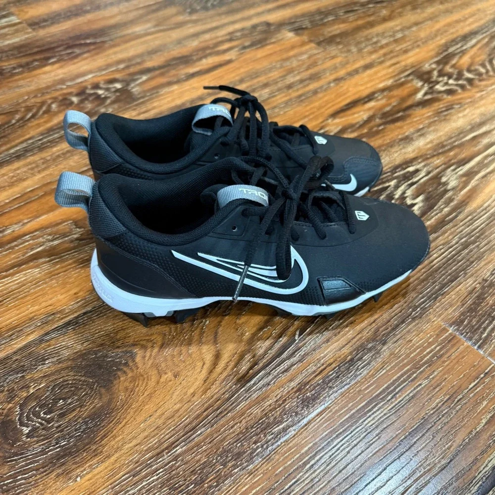 Nike Size 4Y Force Trout 9 Shark Kids Baseball Cleats Black White FB9731-001